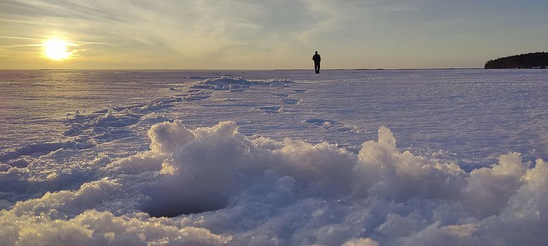 Järvien happivarannot vähenevät talven mittaan, koska jääkansi eristää järven ilmakehästä, eikä happea tuottavaa yhteyttämistä juuri tapahdu.