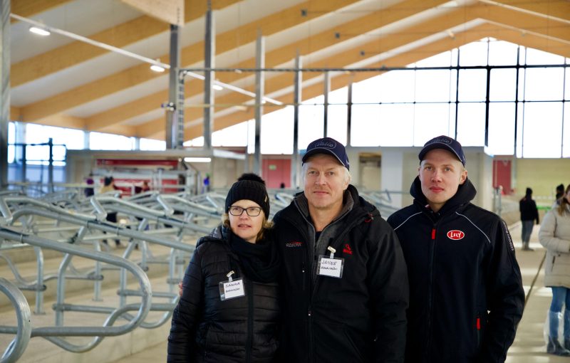 Sanna, Janne ja Eino Koskimäki pitivät uudessa pihattonavetassaan avoimet ovet lokakuun lopulla.