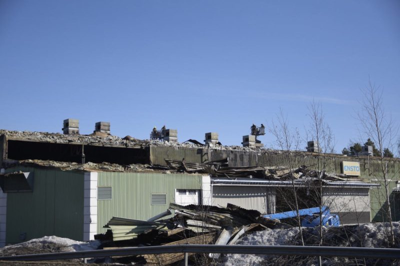 Syntyneet vahingot ovat mittavat Alajärven teollisuushallin tulipalossa.