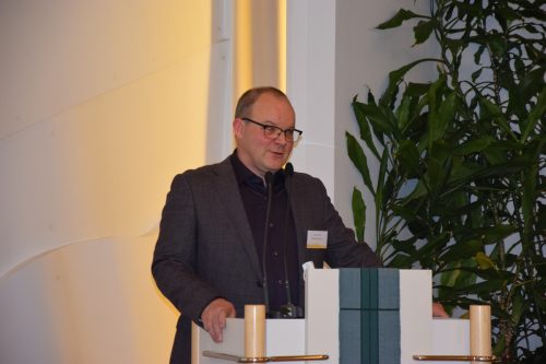 Suviseurojen päätoimikunnan puheenjohtaja Jussi Rentola kertoi tulevan kesän tapahtumasta Kauhavan seurakuntatalolla torstaina.