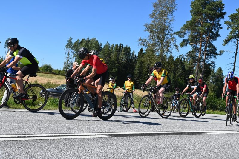 Evijärvi-pyöräily sai kiitosta tapahtumajärjestelyistä. Sarjojen startit polkaistiin kauniissa auringon paisteessa.