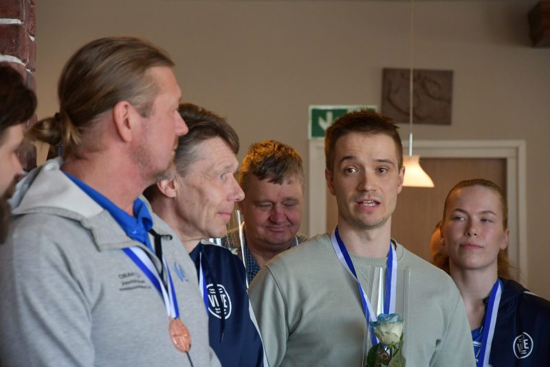 Perttu Nelimarkka (2. oik.) totesi, että Vedon korisnaisten voittama mitali oli kova saavutus. Kuvassa Sam Leijonanmieli (vas.), Jari Lakaniemi, JP Kujala, Juhani Rauhala ja Karoliina Rytkönen.