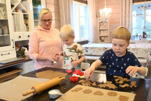 Jaana Haapasalo (vas.) leipoo joka joulu hoitolasten kanssa pipareita. Maistiaisia riittää lapsille myös kotiin asti vietäväksi.