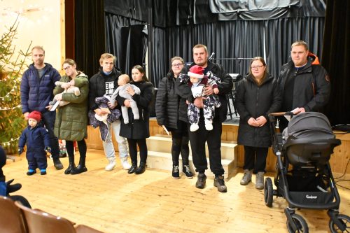 Terhi ja Janne, Jari ja Camilla, Iida ja Jone, sekä Aleksi ja Saija vauvoineen kävivät vastaanottamassa kyläseuran vauvalahjan.
