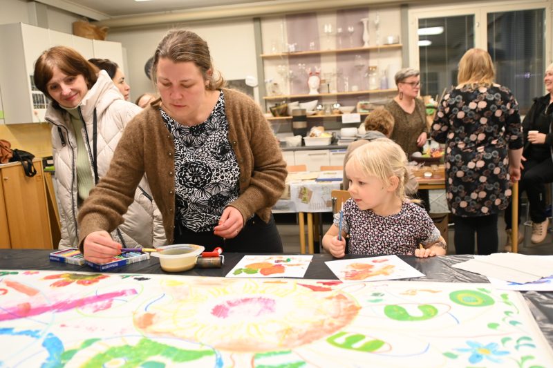 Illan aikana oli mahdollista osallistua yhteisen taideteoksen tekemiseen. Bea, 3, osallistui taidehetkeen äitinsä Inan kanssa. Useampaa kieltä puhuva perhe oli Alajärven mummolassa kyläilemässä.