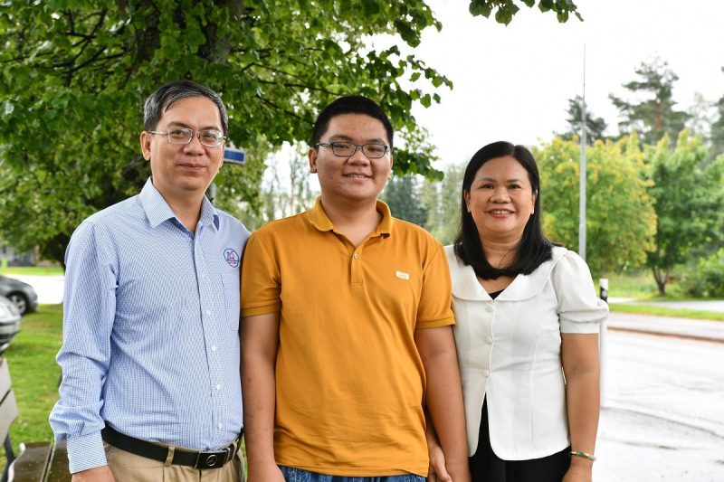 Ngnyêῆ Thanh Lê ja Trân Thi Hâi Yên viehättyivät Vimpelistä, joka on heidän poikansa Minhin uusi opiskelupaikka seuraavan kolmen vuoden ajan.