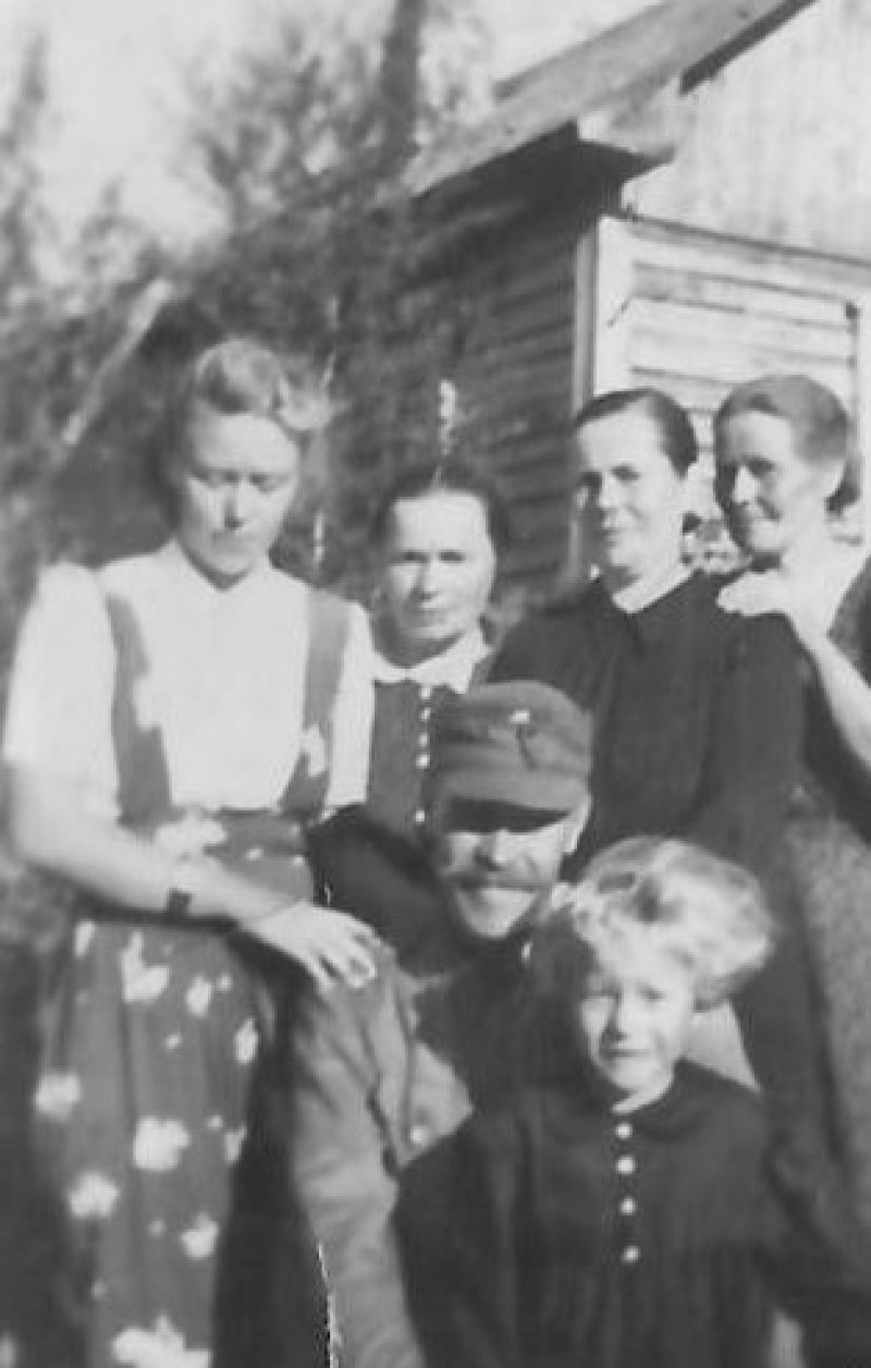 Hannes Perkiö perheensä kanssa ollessaan lomalla sotaväestä.