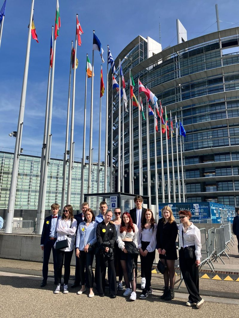 EPAS-ryhmän opiskelijat Strasbourgissa parlamenttitalon edustalla. Kuva: Tuija Saarteinen.