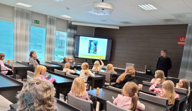 Soinin esikoululaiset vierailivat kunnantalolla lasten oikeuksien viikon merkeissä. Kuva: Eeva-Marja Jokinen.