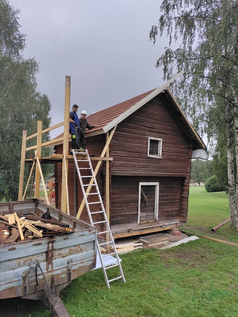 Aittarakennus kaipaa kunnostusta. Kuvassa Raimo Kuoppamaa ja Mauri Jokela.