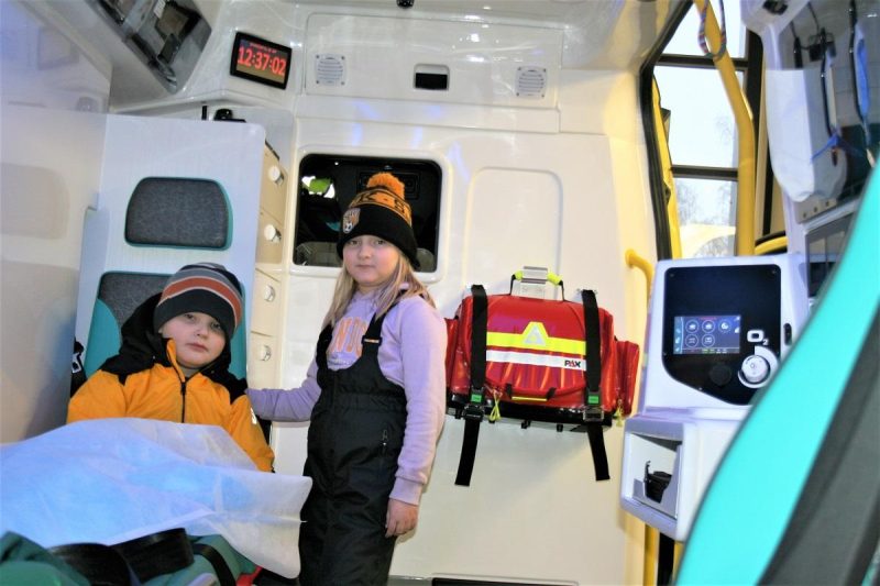 Peetu ja Maisa Särkiniemeä kiinnostivat ambulanssin välineet ja laitteet sekä valot.