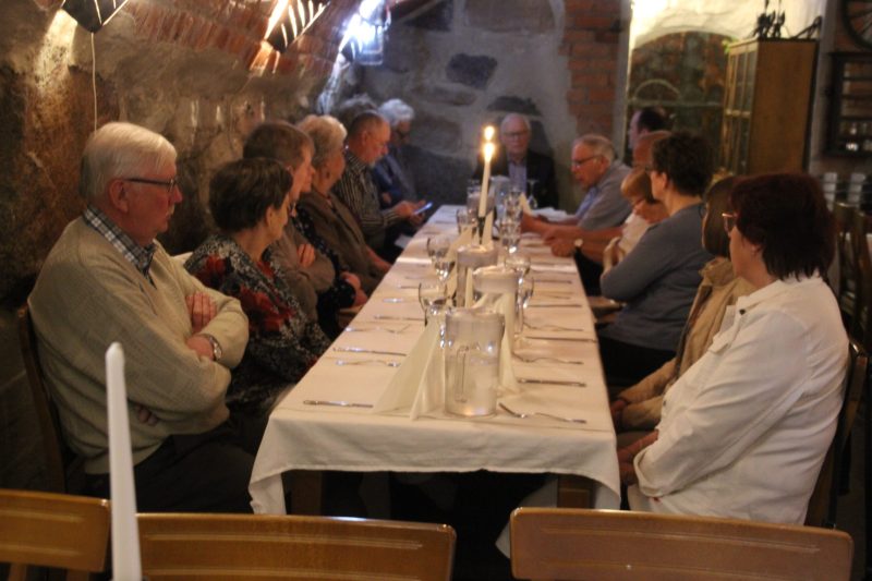 Ruokailu oli järjestetty ravintola Sesamiin Järviseutu-seuran vieraillessa Pietarsaaren Järviseutulaisten luona.