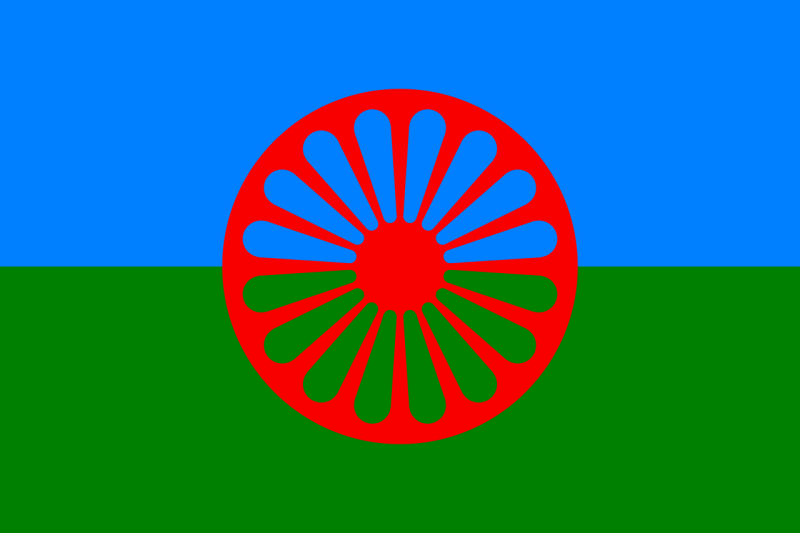 Kansainvälinen romanien lippu. Romaneilla on perhe- ja ihmiskeskeinen kulttuuri, missä arvostetaan hyviä käytöstapoja.