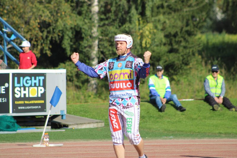 Veto-kapteeni Janne Mäkelä on valmiina iskemään tarvittavat juoksut Jymyn kentästä.