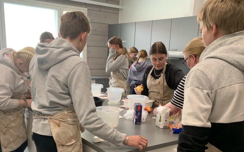 Lappajärven yläkoulun kahdeksasluokkalaiset kokkailivat kotitaloustunnilla valmiiden Kokkaa kotimaista -reseptien mukaisesti.