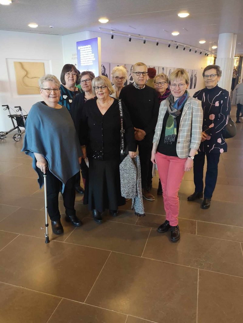 Kulttuurikaverikerho kävi viime viikonloppuna porukalla katsomassa Merja Mäen romaaniin perustuvan teatteriesityksen Ennen lintuja Seinäjoen kaupunginteatterissa.