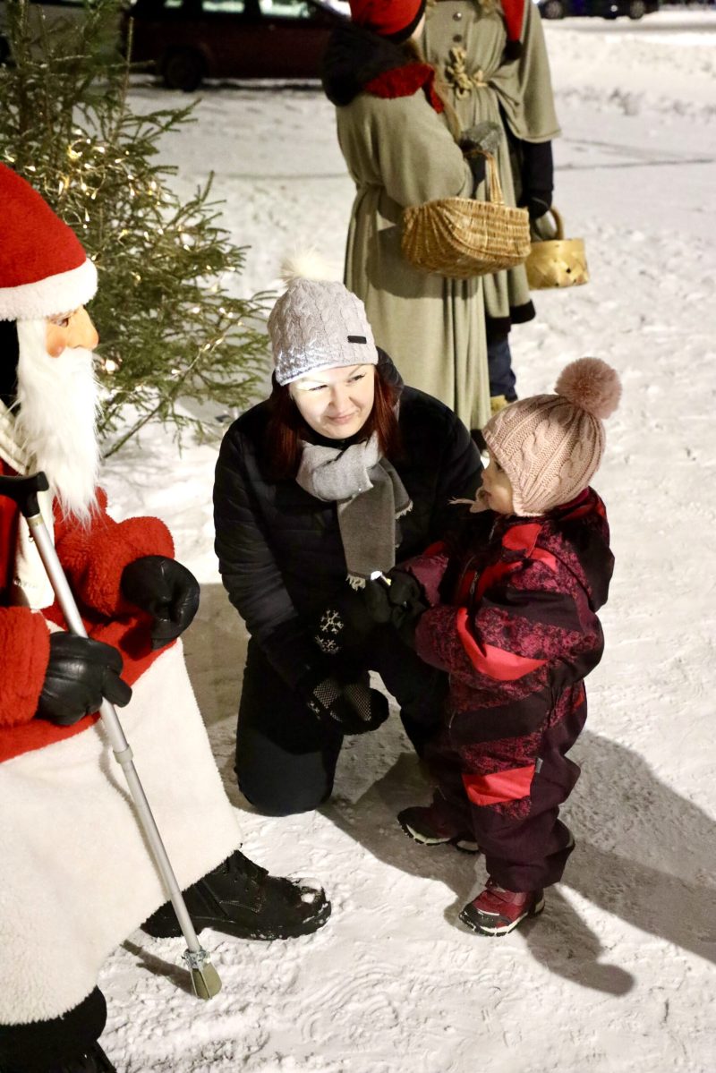 Monelle pienelle oli tärkeää päästä kertomaan joululahjatoive suoraan joulupukille. Vilhelmiina Pahkakangas totesi reippaasti oman toiveensa pukille äitinsä Hanna Palojärven avustuksella.