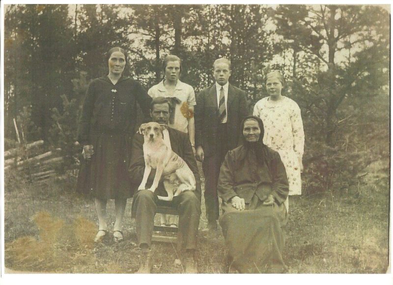 Tämä kuva on ehkä ainoa olemassa oleva kuva Puskalan perheestä heidän asuessaan vanhassa Puskalassa. Kuvassa Nikolai Puskalan perhekuntaa. Kuvat: Arto Puskala.
