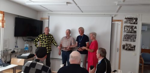 Kuvassa Soini-visan voittajat Tiisseli-Team Jorma Turpela, Lasse Autio ja Leena Autio. Oltermannin sauvan luovutti viime vuoden voittajajoukkueen Aarre Löytömäki. 