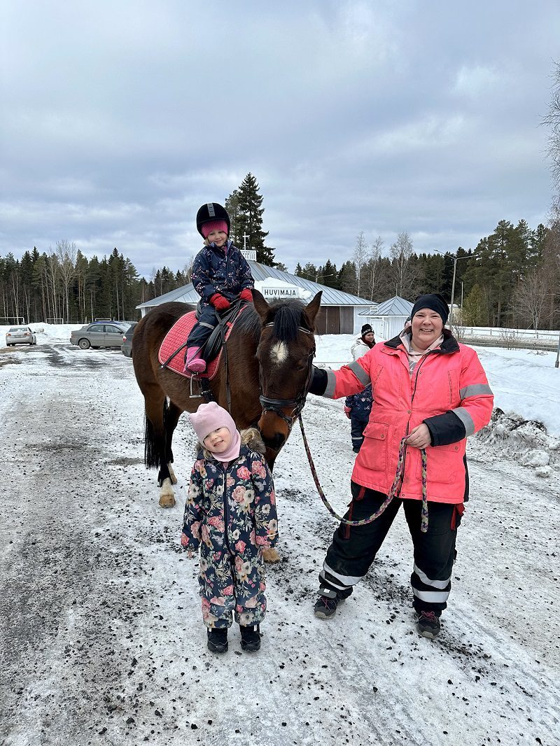 Heidi Saari kierrätti innokkaita ratsastajia nuorisoseuran pihapiirissä yhdessä tyttärensä Justiinan kanssa. Nyt oli Enni Latva-Rasulan vuoro päästä ratsaille.