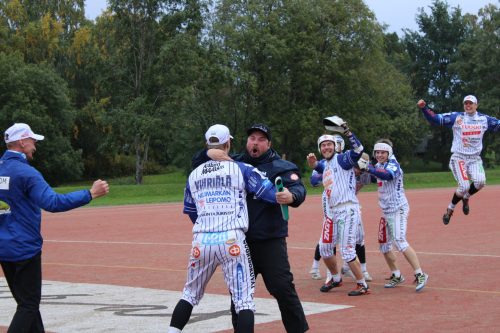 Riemu purkautui Tomi Niskaselta ja koko muulta Vedon joukkueelta mestaruuden varmistuttua syyskuussa Vimpelin Saarikentällä.
