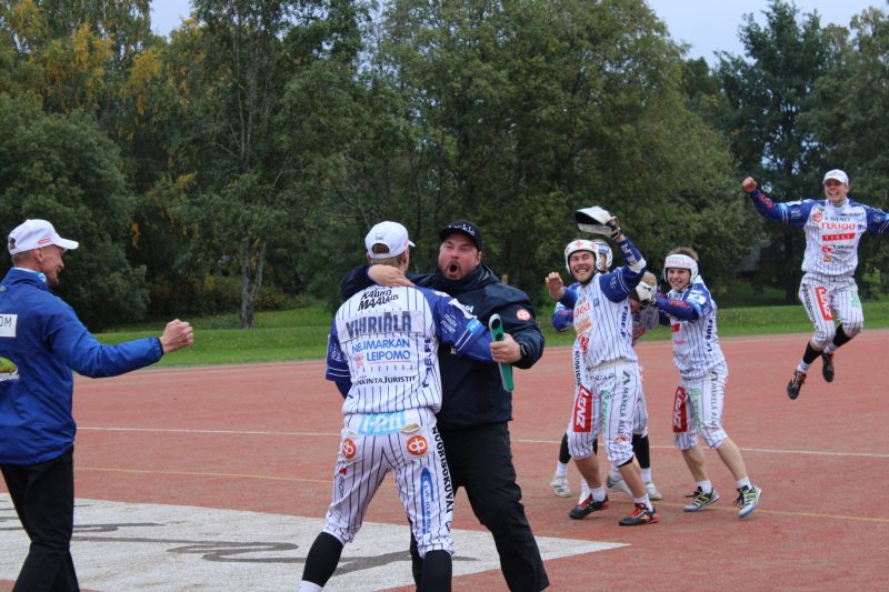 Riemu purkautui Tomi Niskaselta ja koko muulta Vedon joukkueelta mestaruuden varmistuttua syyskuussa Vimpelin Saarikentällä.
