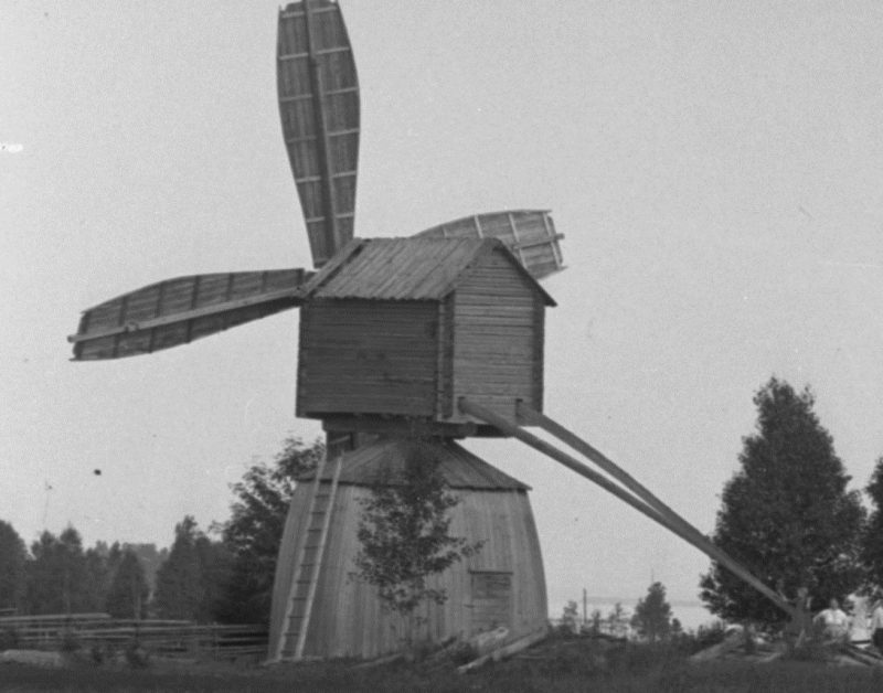 Tuulimylly Pyhälahden Metsäpelossa. Kuvan lienee ottanut Jaakko Pyhälahti 1900-luvun alussa ja sen omistaa Simo Metsäpelto.
