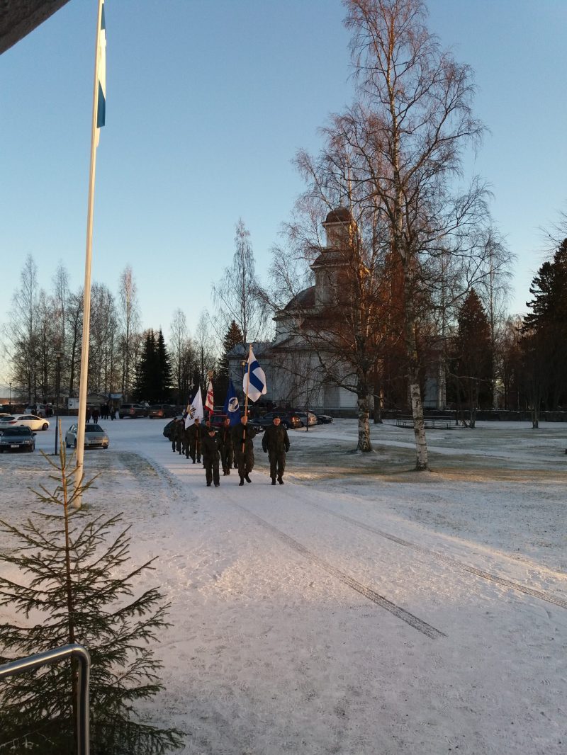 Alajärven kaupungin Itsenäisyyspäivää vietetään keskiviikkona 6. joulukuuta 2023. Alajärven kirkossa kello 10 alkavan sanajumalanpalveluksen jälkeen on vuorossa seppelten laskut sankarimuistomerkeille.