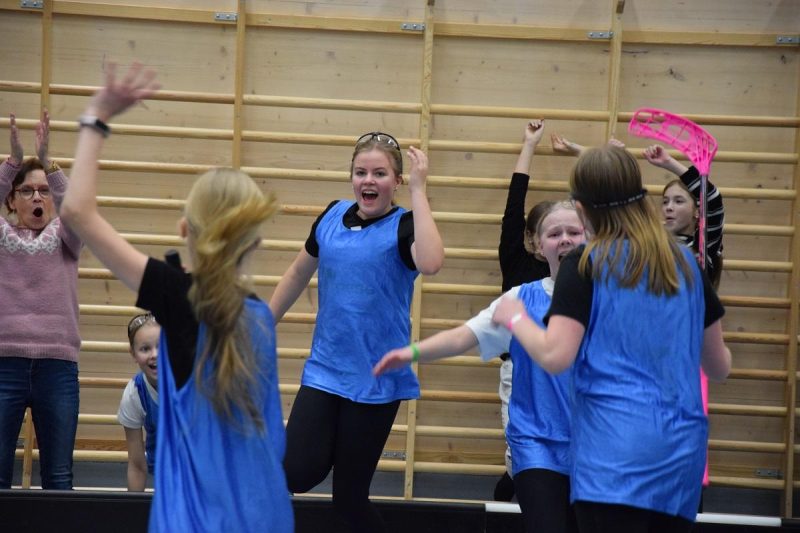 Paavolan koulun 6B voitti vitoskutosten sarjan Alajärven alakoulujen sählyturnauksessa.