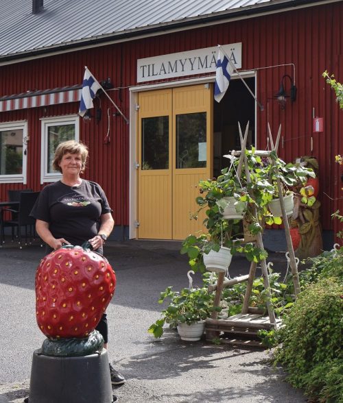 Arja Raatikainen pitää Annin Marjatarhaa Kauhavan Viinikan kylällä, lähellä Lappajärven ja Kortesjärven aiempaa kunnanrajaa.
