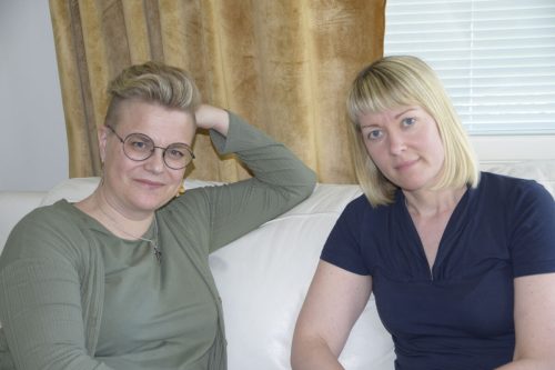 Ulla Anttila (kuvassa vasemmalla) sekä Kristiina Mäki toivottavat kaikki tervetulleeksi avoimiin oviin Yhdessä -hankkeen toimistolle Alajärvelle 7. kesäkuuta.