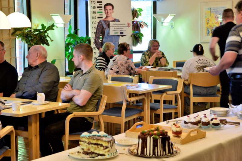 Ukrainalaisen kahvipöydän äärellä syntyi rakentavaa keskustelua paikkakunnan elinvoimaisuudesta.