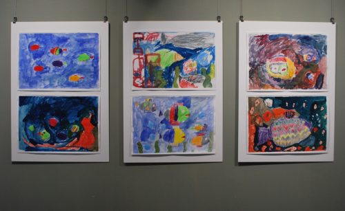 Kuvataidekoulu Eeron oppilaiden KUVITTELE-näyttelyn teoksia inspiroi taidehistoria.