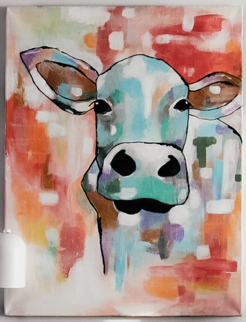 Tiiran ikkunagalleriassa voi tervehtiä tätä sympaattista sinistä lehmää.