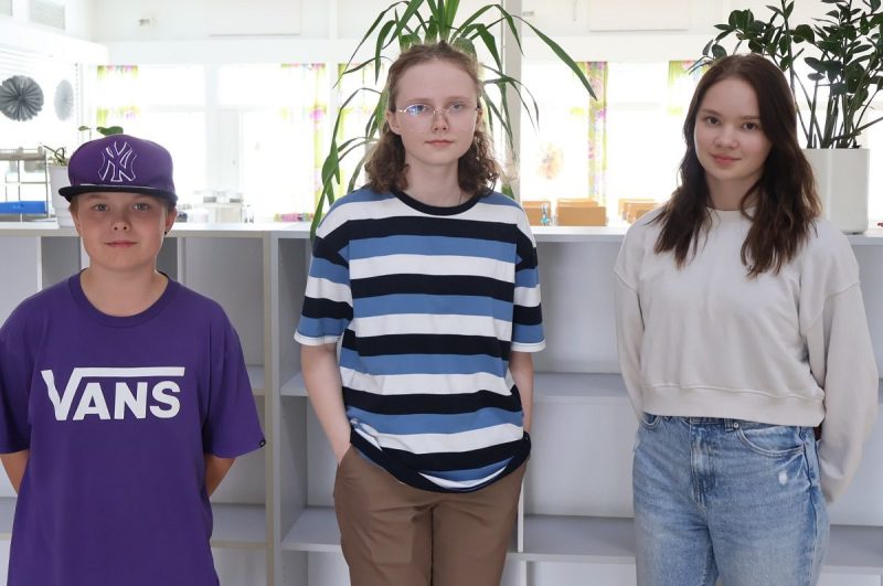Lucas Latukka, Isabella Lassila ja Ella Anttikoski ovat harjoitelleet koko kesän Kaunotar ja Hirviö -näytelmää varten.