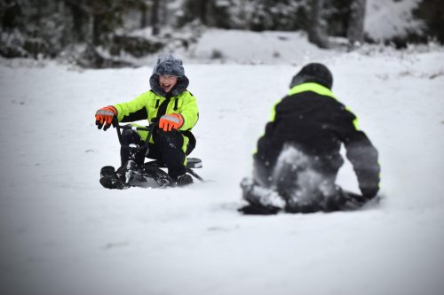 Kitkalla oli jo riittävästi lunta mäenlaskuun. Kuvassa Otso Autio ja Niko Koskinen.
