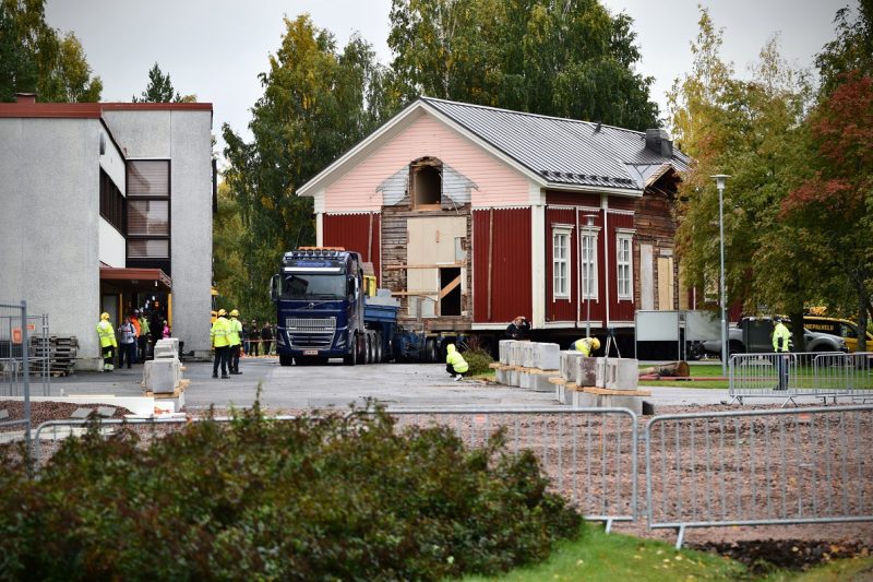 Kortesjärven puukoulu siirrettiin näyttävästi rekan lavetilla kunnantalon pihan kautta Tapulipuiston suuntaan. Arkistokuva.