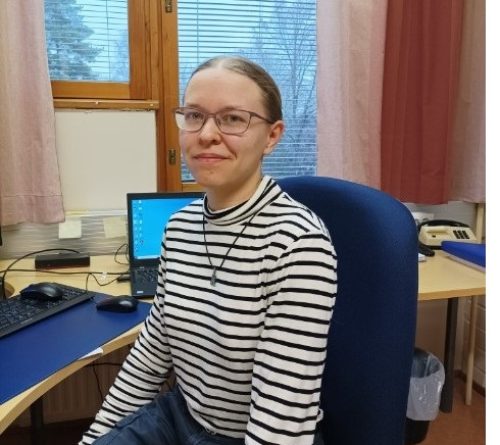 Laura Tudeer hoitaa ympäristösihteerin töitä Lappajärvellä ja Evijärvellä. Hän kertoo viihtyvänsä hyvin Järviseudulla, jossa on mukavan rauhallista, eikä ole ruuhkia tai väentungoksia. Kuva: Tudeerilta.