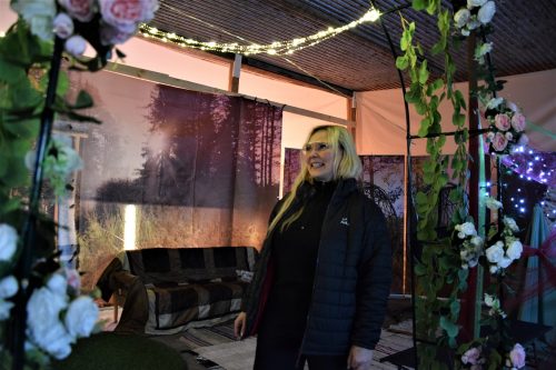 Maritza Parkkinen suunnittelee Sääksjärvellä sijaitsevaan Taiteen päämajaansa ensi vuodelle muun muassa Ninni Kettuli-näytelmää. Tilaan mahtuu noin 50 katsojaa. –Tämä on yksi toteutunut unelmani.