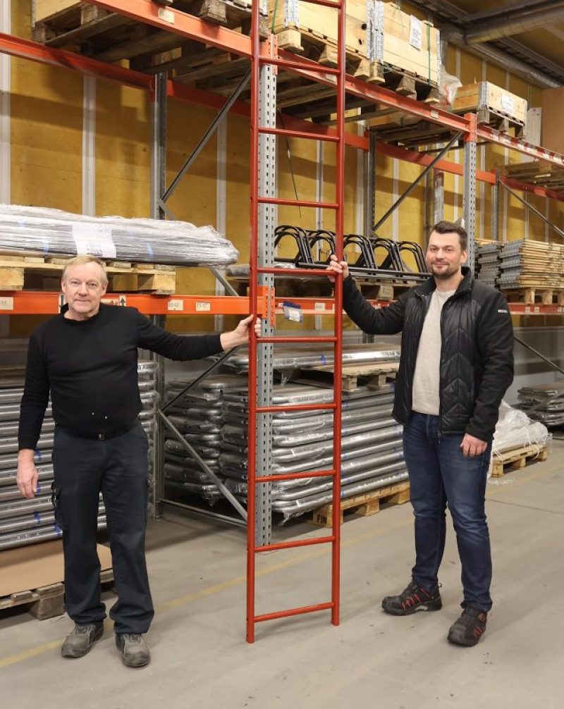 Luottamusmies Simo Mattila (vas.) ja tuore tuotantopäällikkö Jani Ekola esittelevät uutta tuotantoa olevaa turvatikasta, jossa on karhennetut puolat.