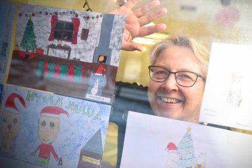 Marita Mattila joululehtitoimikunnasta esitteli koululaisten piirroksista koottua näyttelyä.