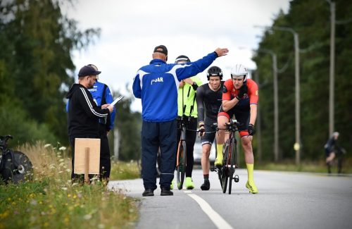 Antti Saari lähetti kilpailijat matkaan yksitellen. Kuva: Henri Ruuska