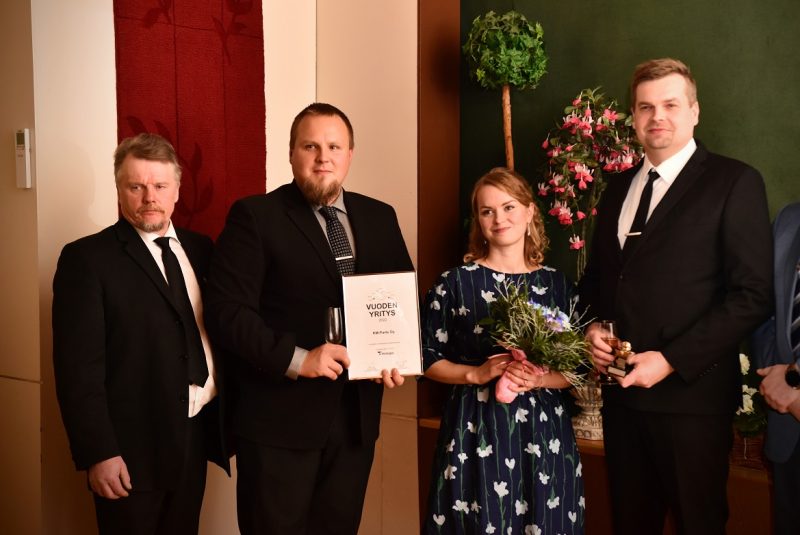 Vuoden yrittäjä julkistettiin itsenäisyyspäivänä. Kuvassa vasemmalta oikealle: yrittäjien puheenjohtaja Tapio Salo, Tommi Ylitalo, Jenna Perkkalainen ja Kari Manninen.