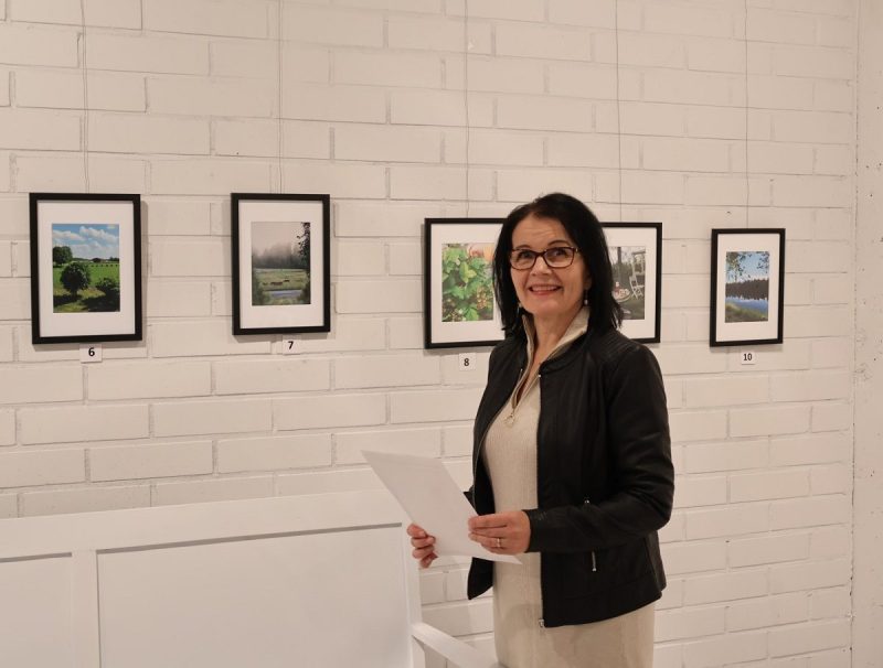 Kuvien ja kuvaajien nimet löytyvät näyttelytilassa olevista monisteista, esittelee valokuvanäyttelyn koonnut Tiina Silvonen.