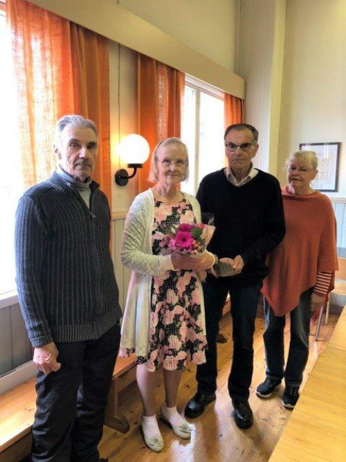 Palkintoa ja kukkia Lappajärven Nuorisoseuralla olivat luovuttamassa Arvi Kangastie, vastaanottajat Inkeri ja Reijo Rauma, sekä Pirjo Ketola niin ikään Lappajärven Nuorisoseurasta. 