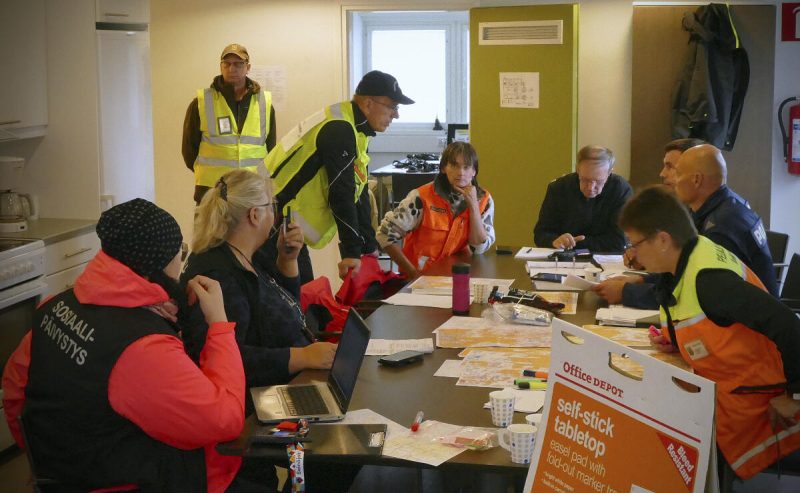 Hela19-harjoituksessa viranomaiset ja vapaaehtoisen pelastuspalvelun johto istuivat saman pöydän ääreen pohtimaan evakuointiin liittyviä asioita. Kuva: Jouko Liikanen
