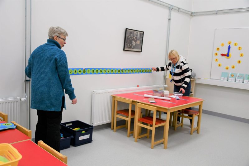 Eija-Liisa Lassila ja Anna-Maija Siponkoski palaavat esikoululaisten kanssa Rantakylän koululle neljän vuoden poissaolon jälkeen. He valmistelivat tiloja torstaiaamua varten.