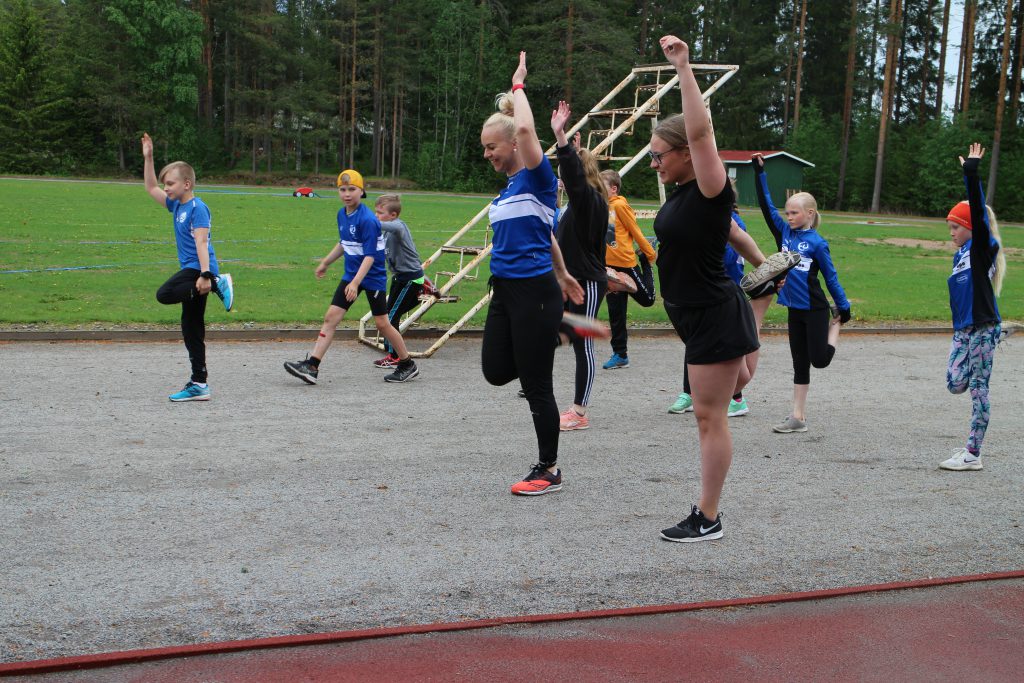 Kuva 2 kujala vetamassa alkuverryttelyna erilaisia aktivointiliikkeita harjoittelijoille.jpg