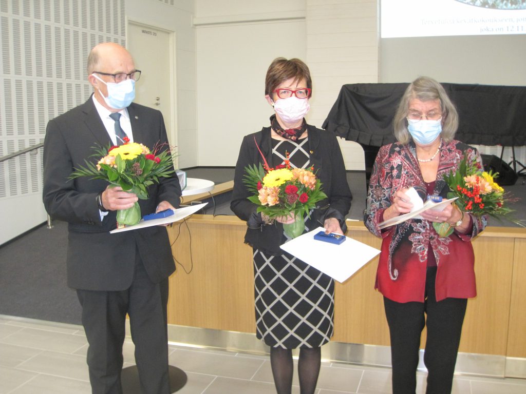 Svrn kunniamerkkien saajat eero nurmela eija liisa keskinen ja sirkka wiitalahdet.jpg