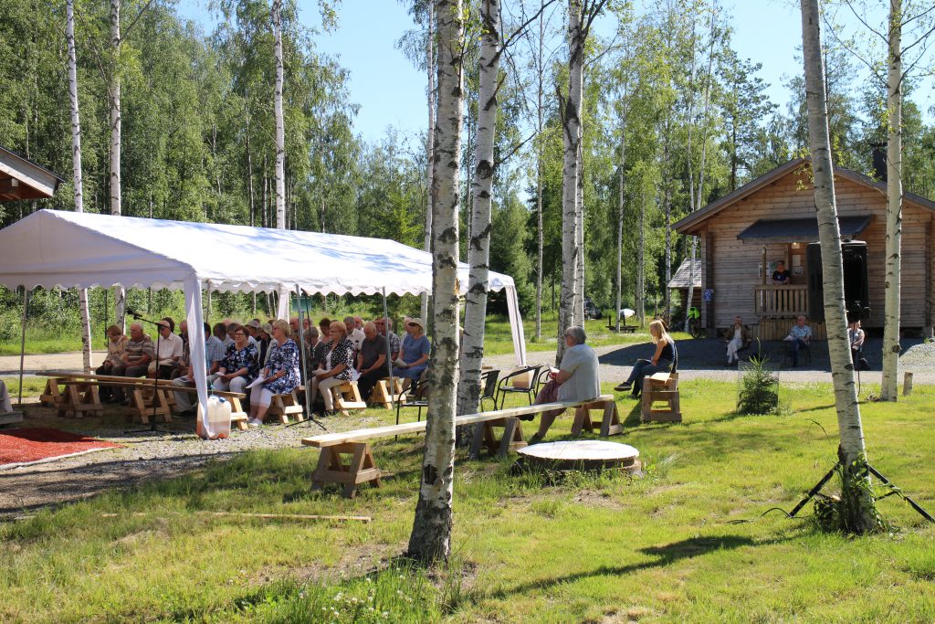 Kuva 1 uittomieskampan ymparisto tarjosi kesaiset puitteet jumalanpalvelukselle.jpg